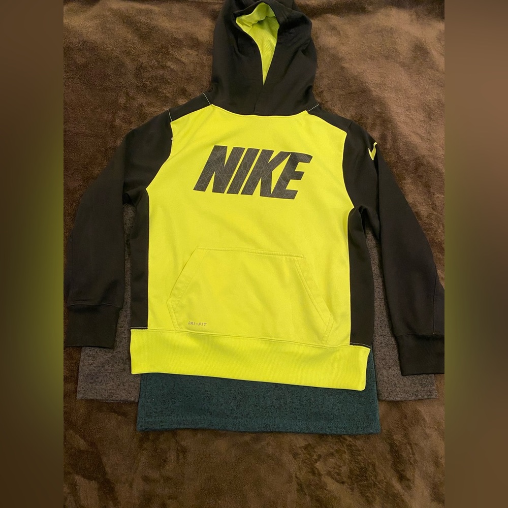 Bundle of boys excellent Used condition!! 🤩😎 boys hoodie and 3/4 zip up!